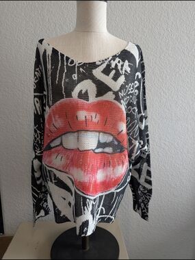 Loowie Graphic Black & White Sweater with Red Lip Print Rockability Punk